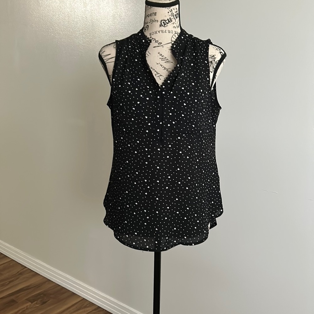 🚨Suzy Shier - Black heart printed sleeveless blouse